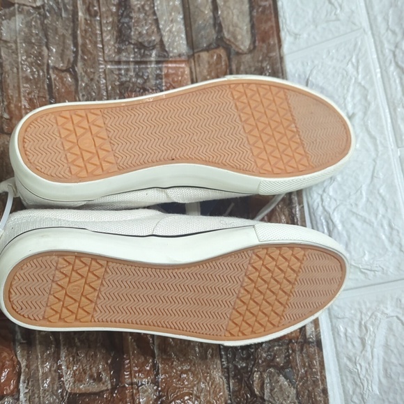 Universal Thread white canvas shoes - Picture 6 of 6